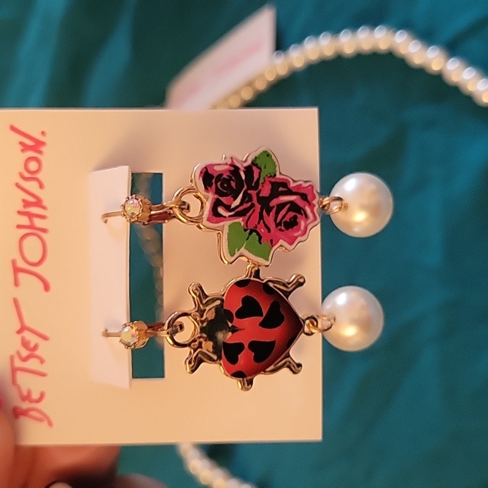 NWT Betsy Johnson Necklace and earrings set